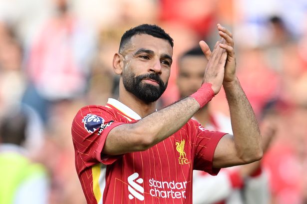 ليفربول ، إنجلترا - 11 مايو: (Sun Out ، Sun يوم الأحد) ، يعترف محمد صلاح من ليفربول للجماهير بعد أن تعادل الفرق 2-2 في مباراة الدوري الإنجليزي الممتاز بين ليفربول FC و Arsenal FC في Anfield في 11 مايو 2025 في ليفربول ، إنجلاند. (تصوير ليفربول FC/Liverpool FC عبر Getty Images)