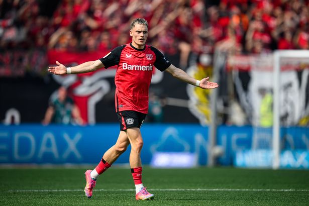 يبحث فلوريان Wirtz من Leverkusen أثناء مباراة البوندسليجا بين باير 04 ليفركوسن وبوروسيا دورتموند في بايارينا