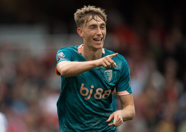 لندن ، إنجلترا - 03 مايو: يحتفل دين هويجسن من AFC Bournemouth بعد تسجيل هدف التعادل خلال مباراة الدوري الممتاز بين آرسنال FC و AFC Bournemouth في استاد الإمارات في 03 مايو 2025 في لندن ، إنجلترا. (تصوير VisionHaus/Getty Images)