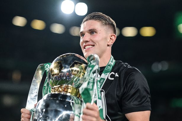 المهاجم السويدي في سبورتنج لشبونة #09 فيكتور جيوكرز يطرح مع الكأس بعد مباراة كرة القدم في الدوري البرتغالي بين سبورتنج سي بي و Vitoria Guimaraes SC على ملعب خوسيه الفالادي في لشبونة ، في 17 مايو ، 2025. موسم ليجا. (تصوير Patricia de Melo Moreira / AFP) (تصوير Patricia de Melo Moreira / AFP عبر Getty Images)