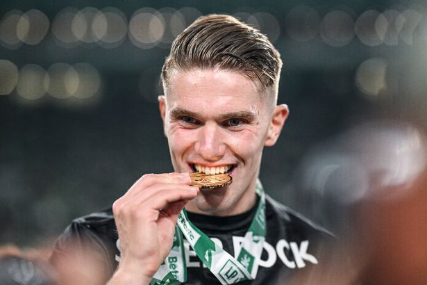 Viktor Gyokeres يطرح مع ميدالية له.