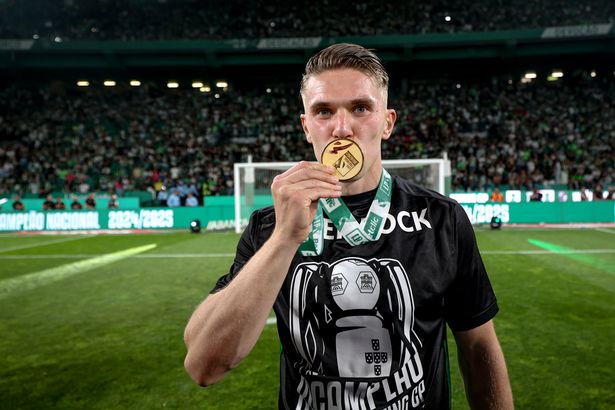 يحتفل Viktor Gyokeres ، مهاجم Sporting CP ، بالكأس بعد فوزه خلال مباراة الدوري البرتغالي بين سبورتنج سي بي وفيتوريا SC في Estadio Jose de Alvalade في لشبونة ، البرتغال ، في 17 مايو 2025.