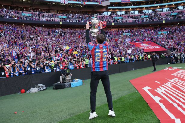 يحتفل أوليفر غلاسنر ، مدير Crystal Palace ، مع كأس الاتحاد الإنجليزي 