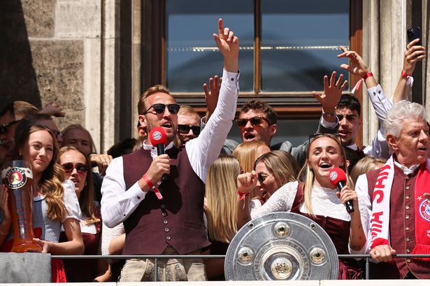 ميونيخ ، ألمانيا - 18 مايو: يغني هاري كين من بايرن موينشن وجورجيا ستانواي من FC Bayern Muenchen أثناء الاحتفال بالبطولة الرسمية في Marienplatz في 18 مايو 2025 في ميونيخ ، ألمانيا. فاز كل من فرق الرجال والسيدات في FC Bayern Munich باللقب في بطولات الدوري الخاصة بهم في موسم 2024/25 ويحتفل على شرفة قاعة المدينة مع معجبيها. (تصوير ستيفان ماتزكي - سامبيز/غيتي إيمايز)