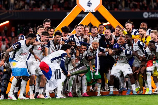 بلباو ، إسبانيا - 21 مايو: يحمل الابن هيونغ مين من توتنهام هوتسبور (L) الكأس الفائزين في UEFA Europa League 2025 بعد هزيمة مانشستر يونايتد على ملعب سان ماميس في 21 مايو 2025 في بلباو ، إسبانيا. (تصوير Maciej Rogowski // Eurasia Sport Images/Getty Images)
