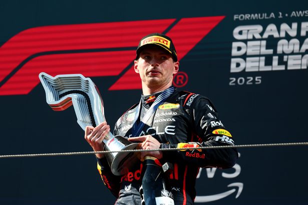 IMOLA ، إيطاليا - 18 مايو: الفائز بالسباق ماكس فيرستابن من هولندا وأوراكل ريد بول ريسينغ على المنصة مع كأسه خلال سباق الجائزة الكبرى من إميليا روماني في أوتودومو إنزو إي دينو فيراري في 18 مايو ، 2025 في IMOLA ، IMOLA ، IMOLA. (تصوير مارك تومبسون/غيتي إيمايز)