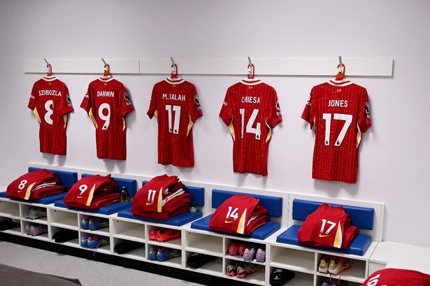 منظر عام داخل غرفة تبديل ليفربول قبل مباراة الدوري الممتاز بين برايتون وهوف ألبيون FC و Liverpool FC