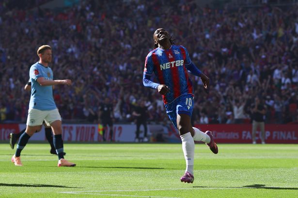 لندن ، إنجلترا - 17 مايو: يحتفل Eberechi Eze of Crystal Palace بعد تسجيل هدف فريقهم الأول خلال مباراة كأس الاتحاد الإنجليزي الإماراتي بين Crystal Palace و Manchester City على ملعب ويمبلي في 17 مايو 2025 في لندن ، إنجلترا. (تصوير جيمس جيل - Danehouse/Getty Images)
