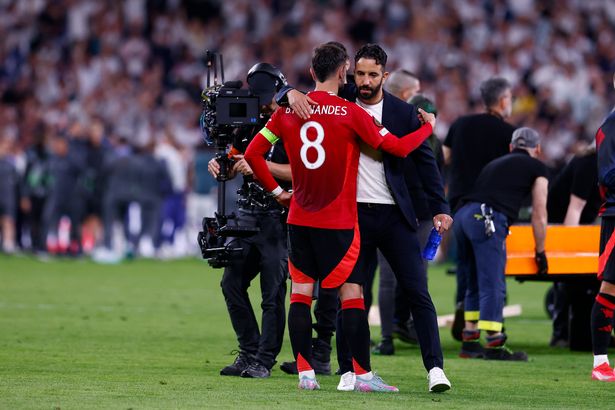 روبن أموريم ، مدرب مانشستر يونايتد ، عناق برونو فرنانديز.