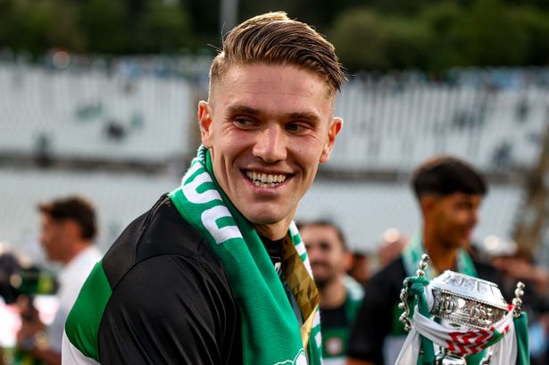 يحتفل Viktor Gyokeres ، مهاجم Sporting CP ، مع الكأس