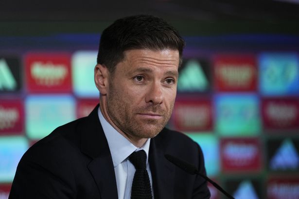 Xabi Alonso يلقي خطابا