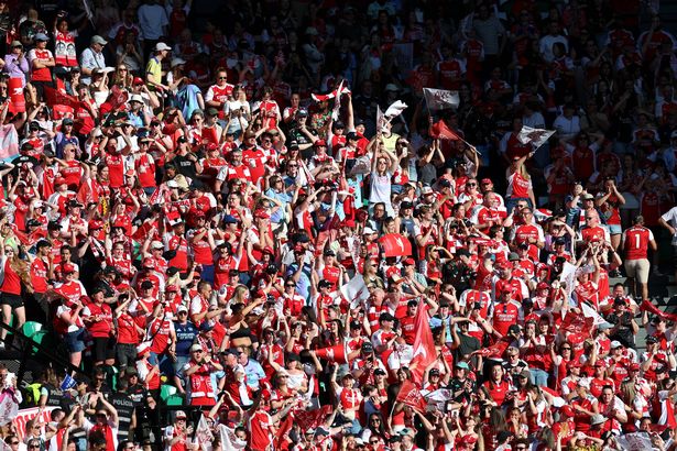 لشبونة ، البرتغال - 24 مايو: ينظر عشاق أرسنال من المدرجات خلال مباراة دوري أبطال أوروبا للسيدات في الاتحاد الأوروبي بين آرسنال وايف سي و FC برشلونة في إستاديو خوسيه ألفالادي في 24 مايو 2025 في لشبونة ، بورتغال. (تصوير Maja Hitij/Getty Images)