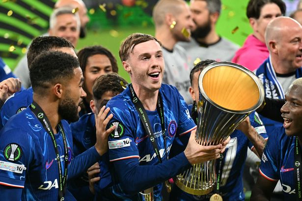 يرفع لاعب خط الوسط الإنجليزي في تشيلسي #20 كول بالمر الكأس حيث يحتفل لاعبو تشيلسي بعد مباراة كرة القدم النهائية لدوري المؤتمرات UEFA بين ريال بيتيس وتشيلسي إف سي في Wroclaw في 28 مايو ، 2025.