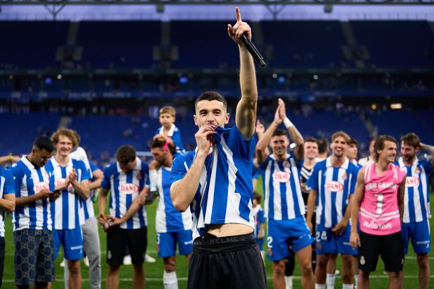 برشلونة ، إسبانيا - 24 مايو: تقبل جوان غارسيا من RCD Espanyol شارته وهو يظهر التقدير للمؤيدين بعد مباراة Laliga بين RCD Espanyol de Barcelona و UD Las Palmas في ملعب RCDE في 24 مايو 2025 في برشلونة ، إسبانيا. (تصوير Alex Caparros/Getty Images)