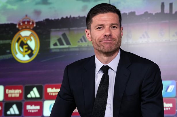 Xabi Alonso في مؤتمر صحفي