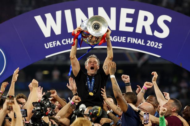 لويس إنريكي ، مدرب باريس سان جيرمان ، يرفع كأس دوري أبطال أوروبا UEFA