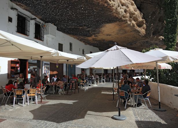 Setenil de Las Bodegas هي قرية صغيرة بين روندا وأولفيرا في مقاطعة Cadiz ، المدينة القديمة ، التي بنيت منازلها في الصخور وبين الصخور ، 