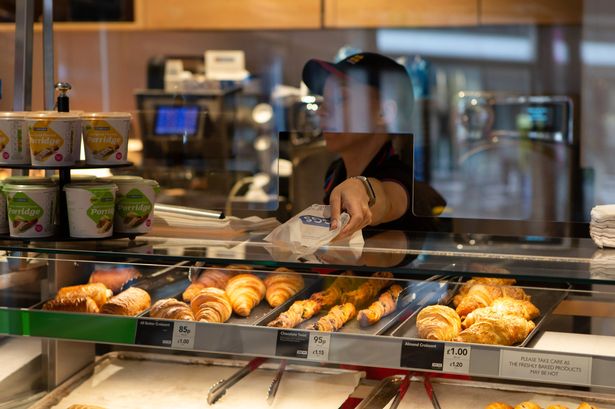 عضو من الموظفين الذين يضعون عملاء على العداد بينما يعيد Bakery Greggs فتح 800 متجر على مستوى البلاد. أغلق Greggs جميع مخبزهم بسبب الإغلاق الذي تم فرضه في جميع أنحاء المملكة المتحدة بسبب جائحة Covid-19. في 18 يونيو 2020 في ساوثيند أون سي ، إنجلترا. (تصوير جاك فيني/ميجا نيوز/نورفوتو عبر غيتي صور)