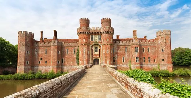 Hailsham ، المملكة المتحدة - 16 يوليو 2015: قلعة Brick Herstmonceux في إنجلترا شرق Sussex القرن 15th