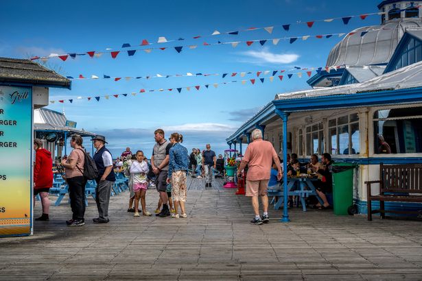 Llandudno ، المملكة المتحدة - 12 أغسطس: على الرغم من سماء غائمة ، فإن درجات الحرارة الدافئة تجلب درجات المريرة والمنطقات إلى الشاطئ البحر في 12 أغسطس 2024 في Llandudno ، المملكة المتحدة. تظل درجات الحرارة مرتفعة بعد عطلة نهاية أسبوع مشرقة وواضحة في الجنوب الشرقي ، في حين أن المناطق الشمالية في أيرلندا الشمالية واسكتلندا هدفين للعواصف الرعدية. (تصوير كريستوفر فورلونغ/غيتي إيموكيز)