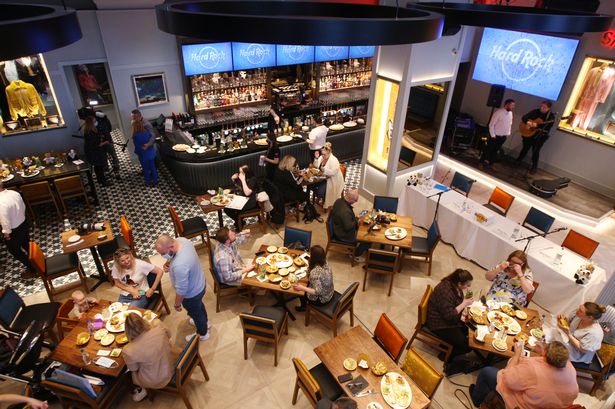 انظر أولاً حول مقهى Hard Rock على Quayside's Newcastle