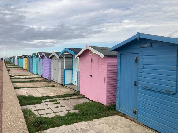 يبدأ المشي في أكواخ Brightlingsea Beach