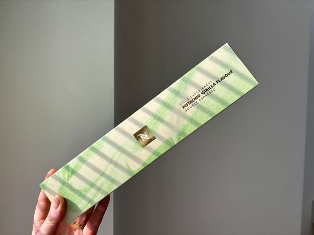 لورا التي تحمل قرون Nespresso