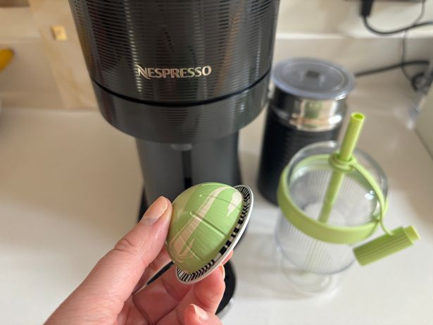 لورا التي تحمل قرون Nespresso