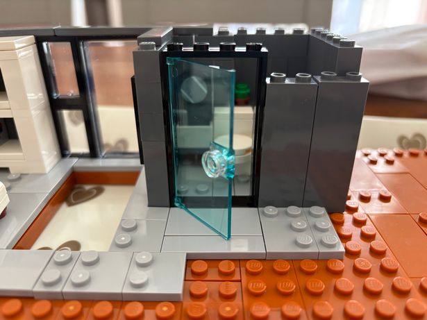 حمام مجموعة LEGO يظهر الباب الأزرق الشفاف