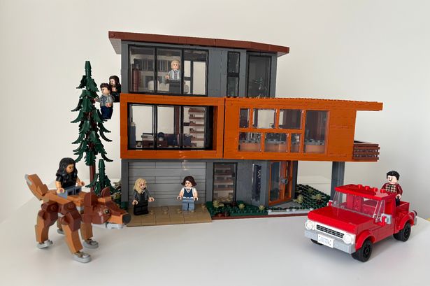 يقع منزل Twilight Cullen بالكامل Lego على قمة صندوق الأدراج 