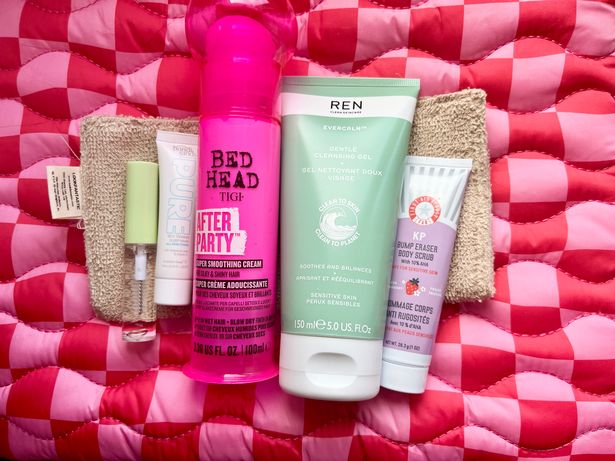 يحتوي الصندوق على جل Ren Clean Skincal Evercalm Gentle Cleansing ، ورؤوس السرير بعد كريمة تنعيم الحفلات ، وهلام Pixi Clear Tamer Brow ، و Beauty Beauty KP Bump Eraser Fresh Strawberry Body Scrub مع 10 ٪ AHA ، وقطعة قماش تطهير متماسكة ، وإدراج سام من رمال بوندي. 