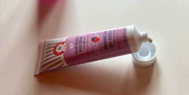 كان جمال الإسعافات الأولية Beauty KP Bump Eraser Fresh Strawberry Body Scrub مع 10 ٪ AHA كان منتجًا مفضلًا آخر لـ EVE'S