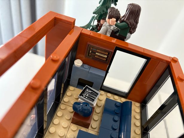 قبعة البيسبول LEGO على طاولة القهوة والخفافيش على الحائط في غرفة المعيشة