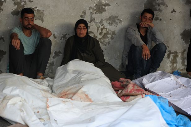 الفلسطينيون يحزنون على خسارة أحبائهم بعد هجوم القوات الإسرائيلية على مدرسة فهي الجارجوي 