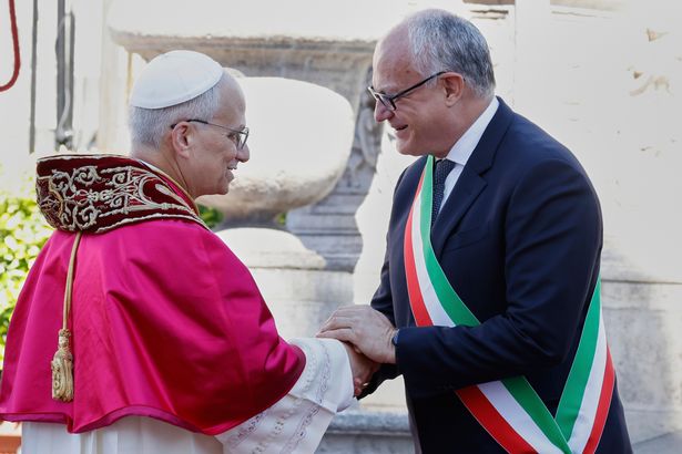 تم استقبال البابا ليو الرابع عشر من قبل عمدة روما روبرتو جوالتيري عند سفح كابيتولين هيل ، في روما ، الأحد ، 25 مايو ، 2025