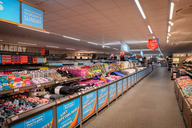 منظر عام داخل Aldi في Cross Street ، Long Eaton ، بعد تجديد كامل. 