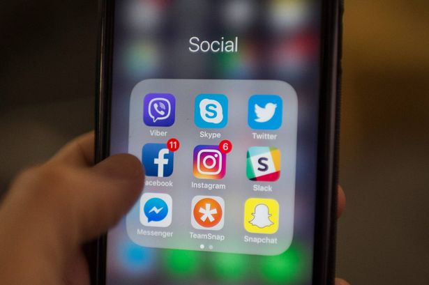 يتم عرض تطبيقات الشبكة الاجتماعية بما في ذلك Facebook و Instagram و Slack و Snapchat و Twitter و Skype و Viber و Teamsnap و Messenger على هاتف ذكي في 21 مارس 2018 في واشنطن العاصمة.