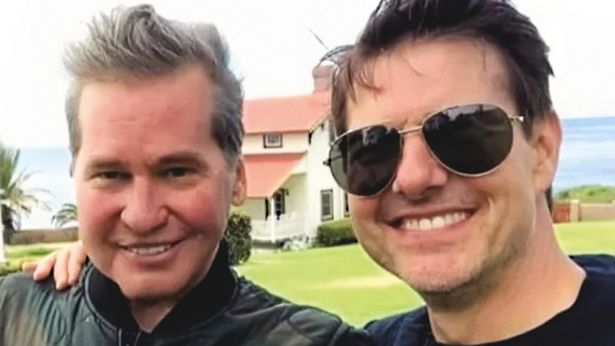 قام توم كروز وفال كيلمر بإعادة أدوارهما في Top Gun: Maverick في عام 2022