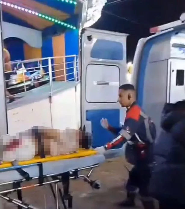 جواو فيكتور سوزا ترينددي دا سيلفا يتم وضعه في سيارة إسعاف