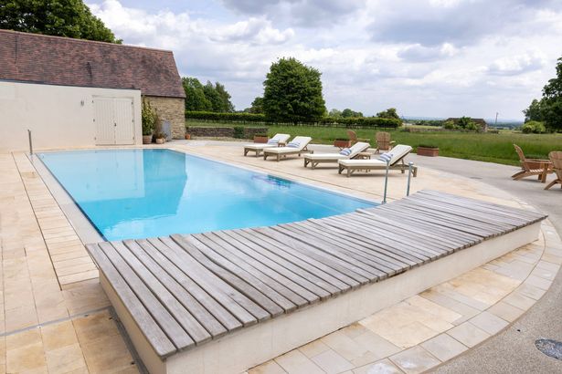 حمام السباحة الجميل في منزل Omaze Cotswolds