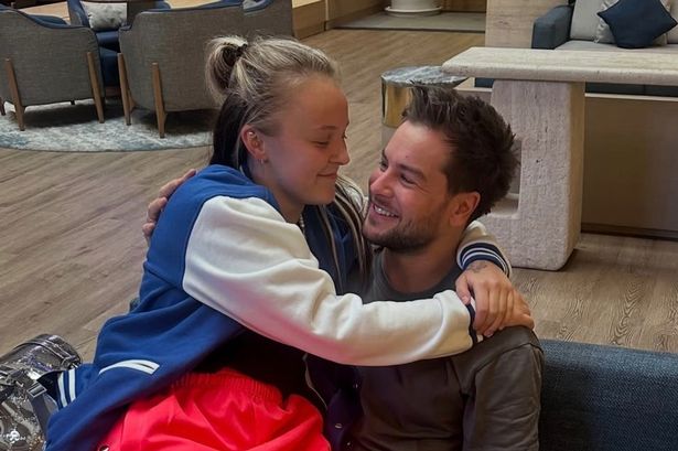 كشف كريس هيوز أنه أكثر سعادة من أي وقت مضى وسط رومانسية Jojo Siwa