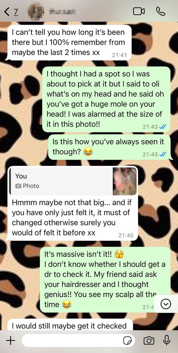 شجعها مصفف شعر ميكايلا على فحص الخلد