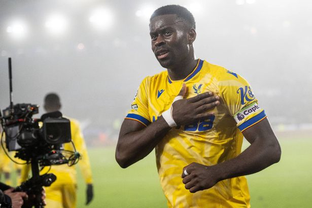 يحتفل مارك جوي من كريستال بالاس بعد تسجيله للهدف الثاني خلال مباراة الدوري الممتاز بين ليستر سيتي واي وريستال بالاس في ملعب كينج باور