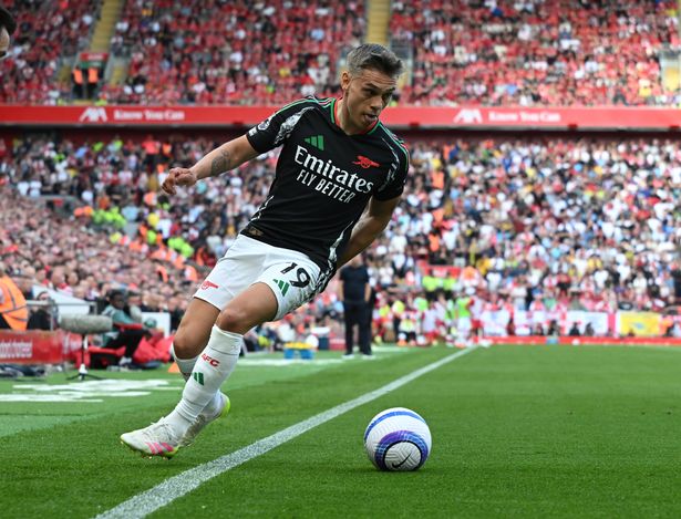 Leandro Trossard خلال ليفربول ضد أرسنال