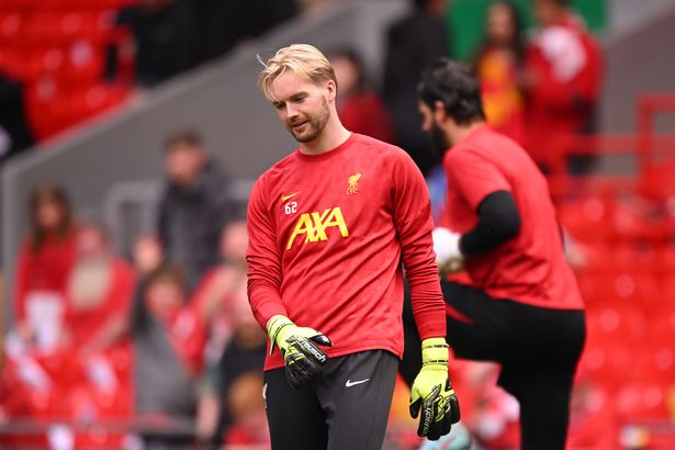 Caoimhin Kelleher أثناء الاحماء في ليفربول
