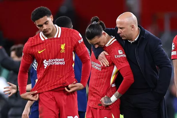 لوحات المفاتيح Arne Slot Darwin Nunez بعد خروج دوري أبطال أوروبا في ليفربول
