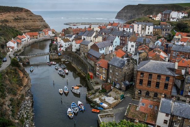 Staithes هي قرية على شاطئ البحر في سكاربورو بورو في شمال يوركشاير ، إنجلترا. تشكل Eastington و Roxby Becks ، وهما بروكس يركضان إلى Staithes Beck ، الحدود بين منطقة سكاربورو و Redcar و Cleveland. كانت شركة Staithes واحدة من العديد من مراكز الصيد في إنجلترا ، وهي الآن وجهة سياحية إلى حد كبير داخل حديقة نورث يورك مورورز الوطنية.