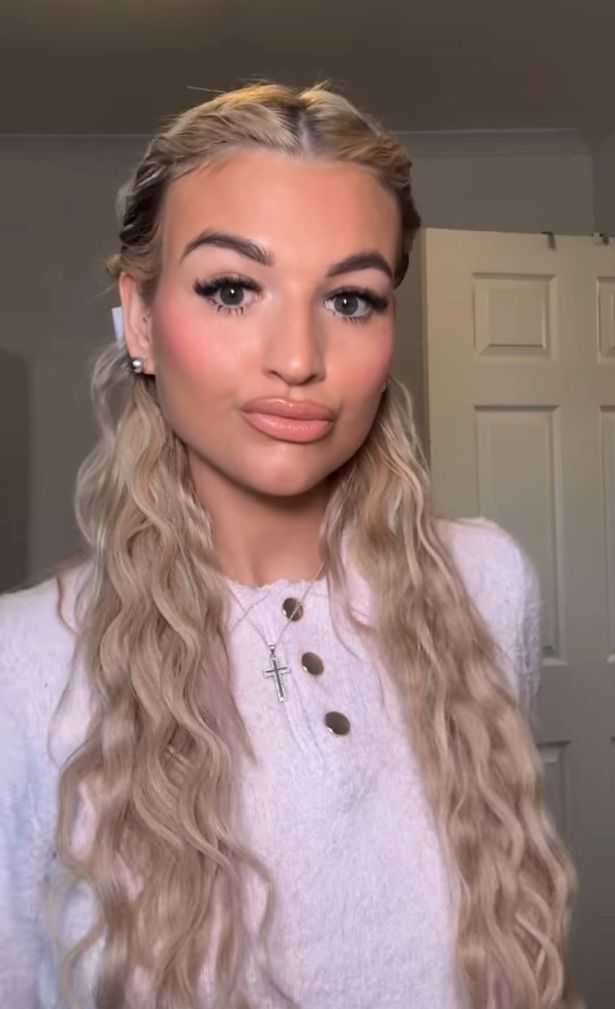 ساشا جونز في الطائر الوردي في صورة شخصية.