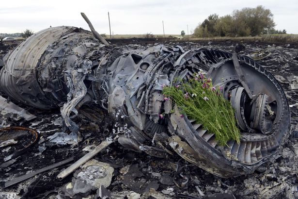 تكمن الزهور في موقع تحطم MH17