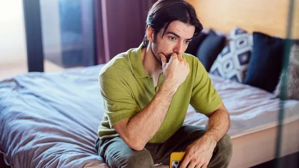 رجل في المنزل يشعر بالاكتئاب